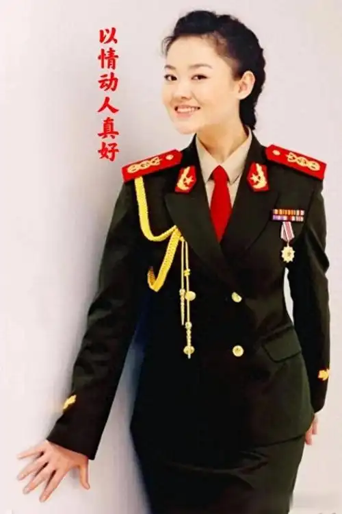 她9岁为电视剧唱主题歌12岁当央视主持人15岁在部队立3等功今怎样