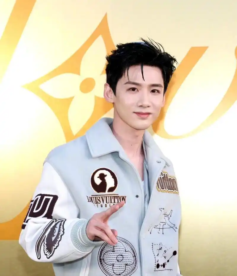 白敬亭 1993年生,今年行运至眉.