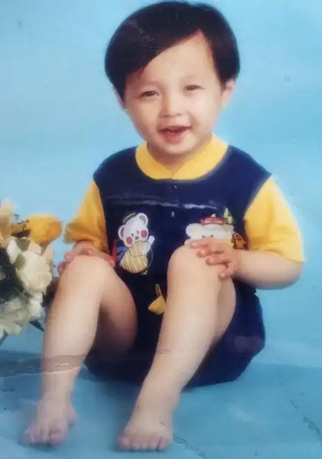 张艺兴童年照曝光 小脸肉嘟嘟眼睛嘴巴与现在一模一样