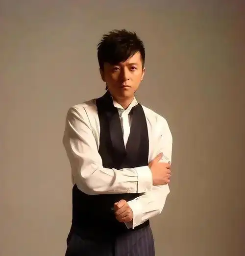 朱雨辰这家伙真不错,想吃啥就吃啥,想穿啥就穿啥,还有甜甜的恋爱呢!