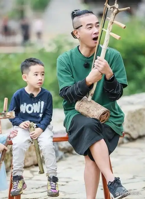 最初,许多观众期待陈小春的儿子会继承他坚韧的形象,但小小春的出现却