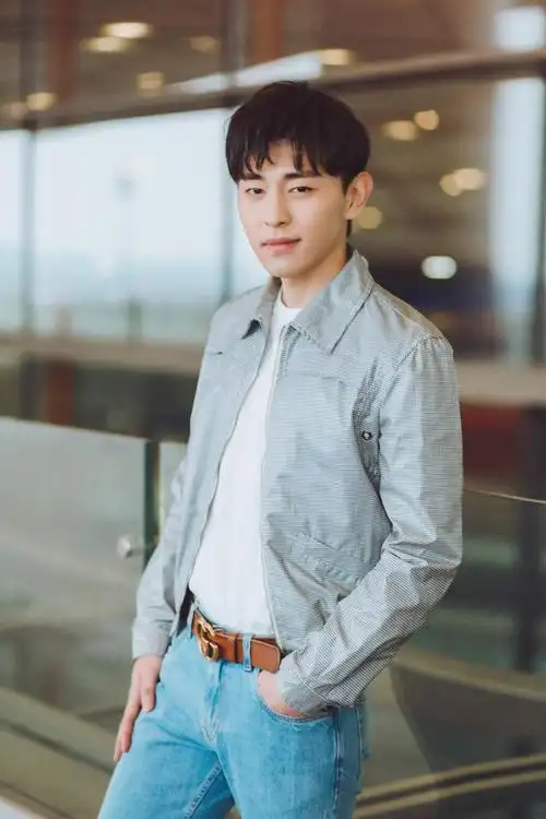 邓伦清爽帅气机场照图片