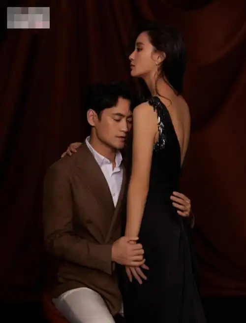 身边的袁弘一把搂住妻子的腰部,头部靠在张歆艺肩膀上,眼神微闭,彼此