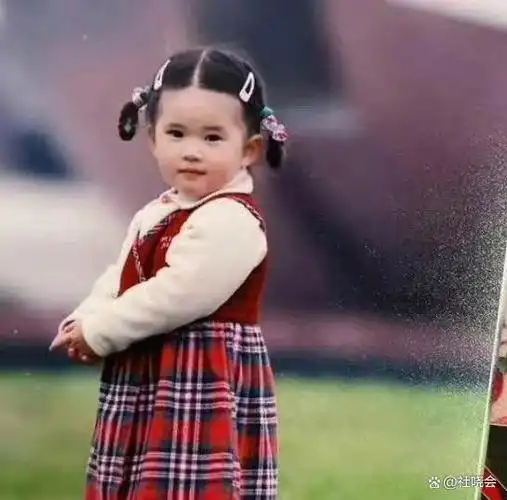 给大家看看赵露思上小学时的毕业照有多么可爱