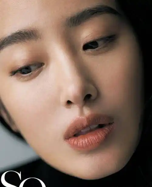 以杨采钰为例,解析贵气优雅大小姐穿搭_颜色_衬衫_造型