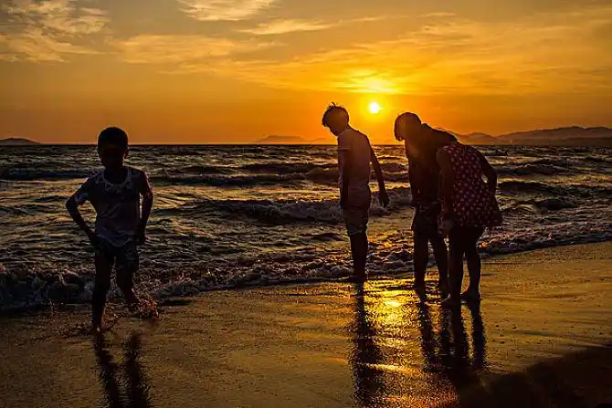 在沙滩上玩耍的少年们