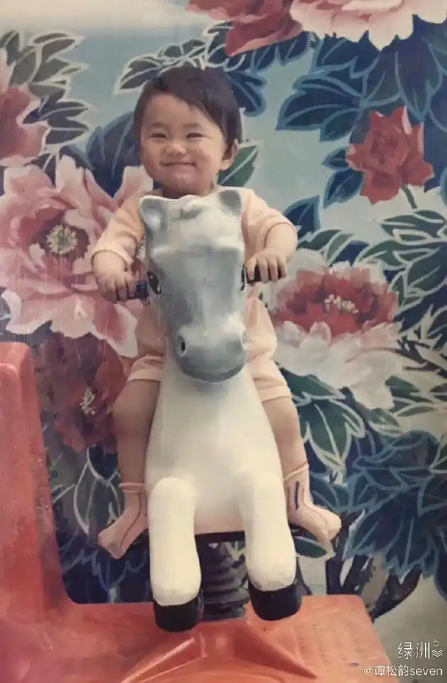 谭松韵绿洲晒童年照笑眼似月牙