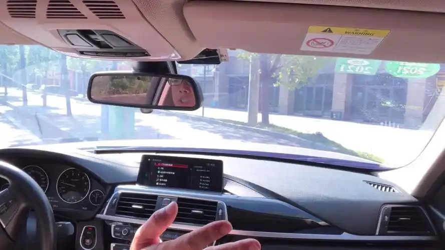 新手开车,只会踩油门就错了,老油条现场演示盲区操作