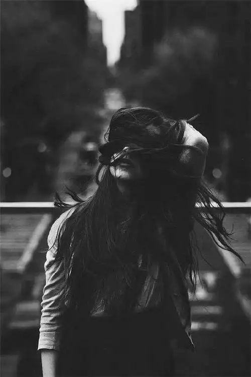 黑白性感长发美女伤感图片手机壁纸