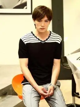 严格(邱泽饰演)