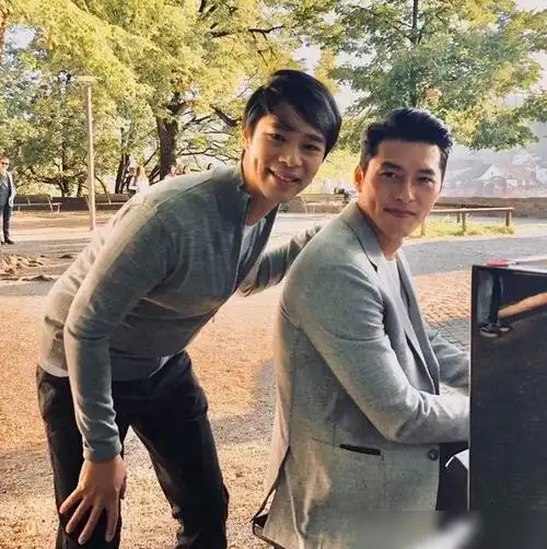 这位钢琴家也分享了和玄彬的合照