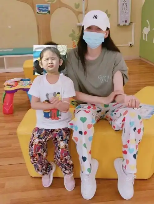 董子健带女儿逛街热情与路人互动5岁大福露正脸获众人围观