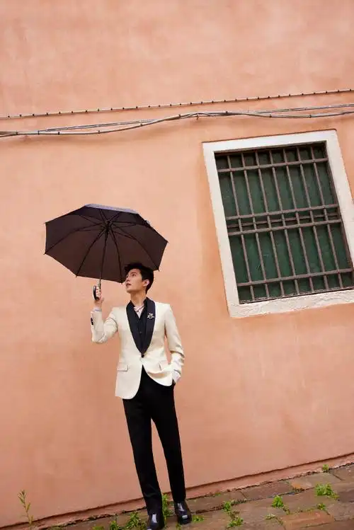 杨洋撑伞插兜#@杨洋威尼斯出席活动第二套造型释出,白色西装矜贵优雅