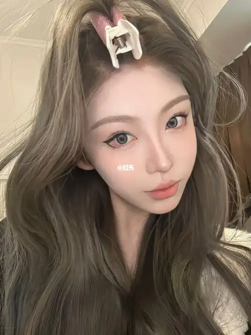 超级显白发色之一 黄皮女生必选发色 发色:奶茶棕灰色 完全不挑皮肤,