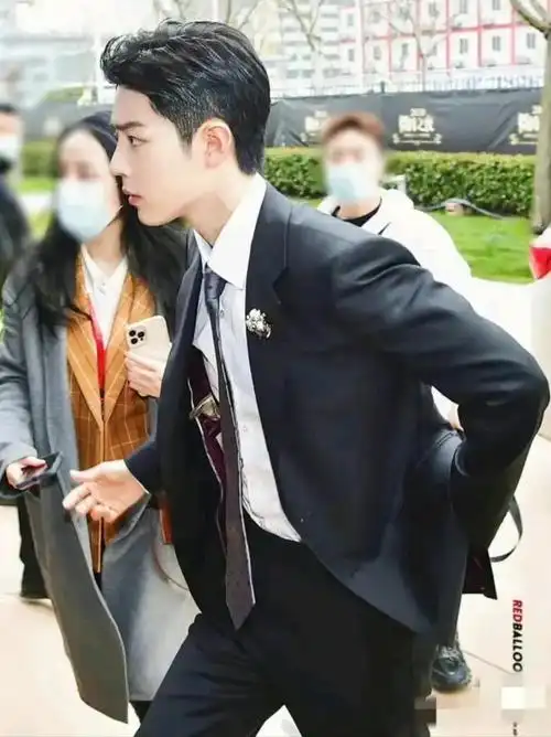 哈哈哈笑不活了,不知道以为肖战是在拍刑侦风云……__财经头条