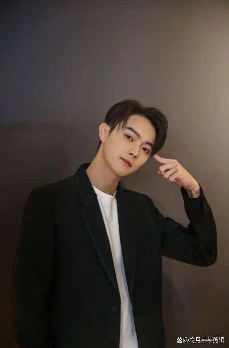 简简单单的搭配,许凯帅气加倍