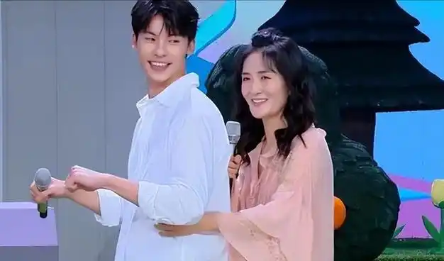 谢娜有点分寸感吧多次上手摸男明星网友你老公好像是张杰吧