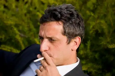 抽烟的男人照片