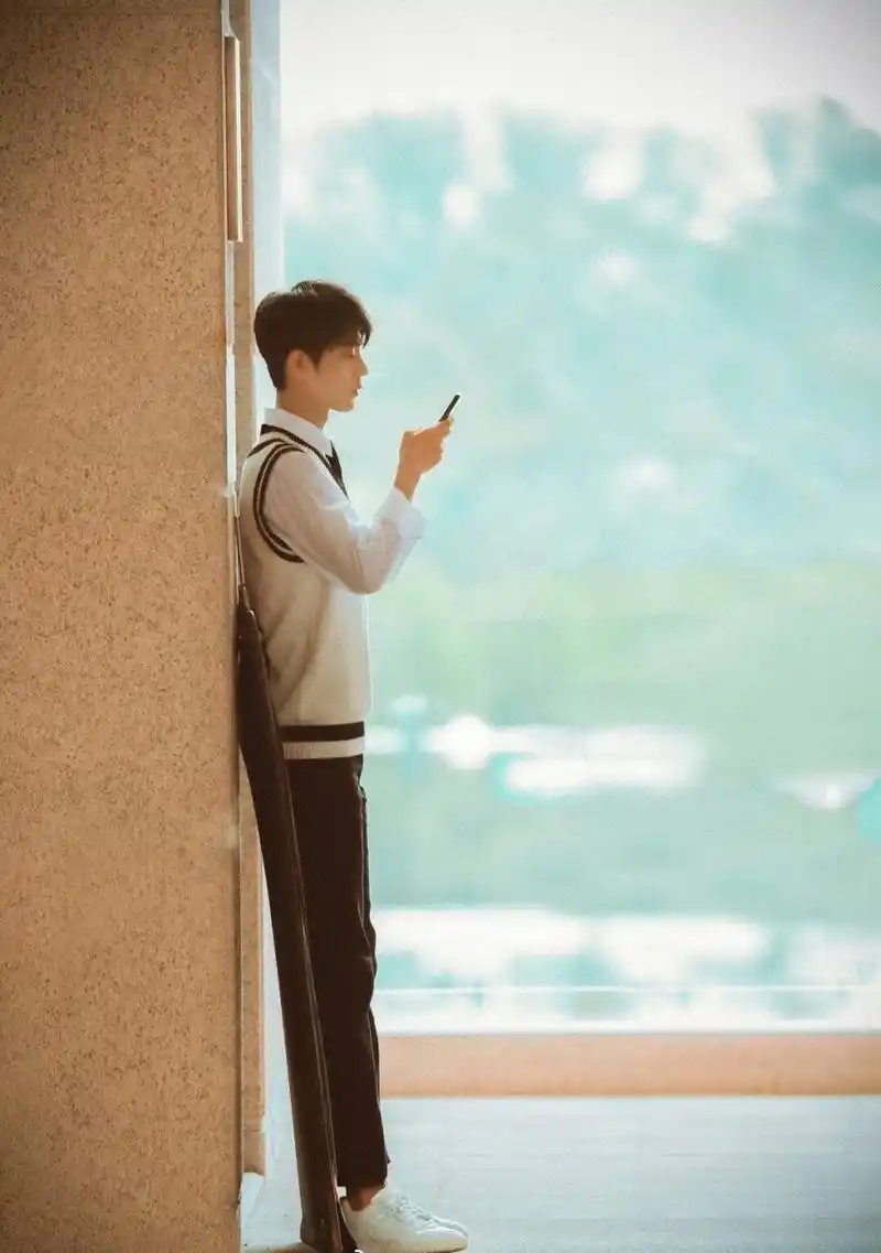 简直是校园青春剧的男主角,穿校服的肖战是人间理想啊,初恋男友风