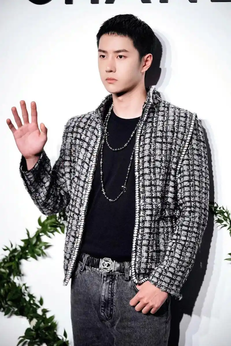 第一次看到王一博手上的茧, 我真的是震惊不已. 怎么形成的?