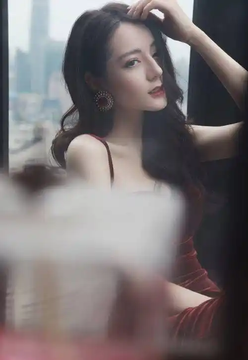 因为迪丽热巴是新疆的姑娘,所以在五官上就是非常的优越,甚至迪丽热巴