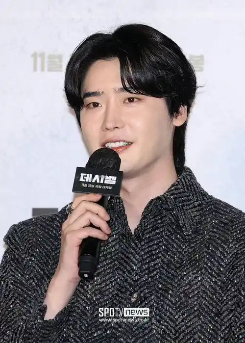 李钟硕出席新片发布会发福明显脸部肿胀认不出