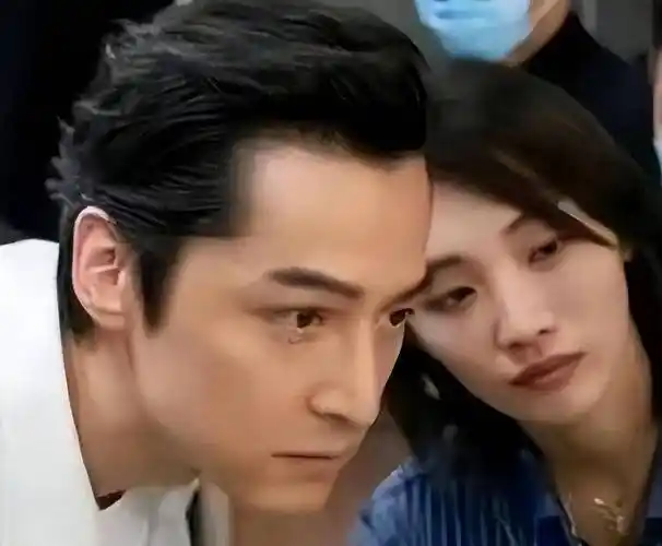 胡歌带老婆游西藏,大包小包自己拿,好男人无疑