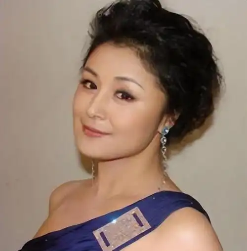 她的表姐夫赵本山计划制作一部电视剧,她便申请出演剧中角色谢大脚