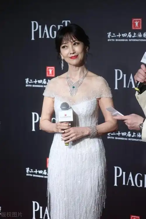 赵雅芝真是"奶奶辈"的人,穿修身白裙身姿曼妙,双手暴露年纪
