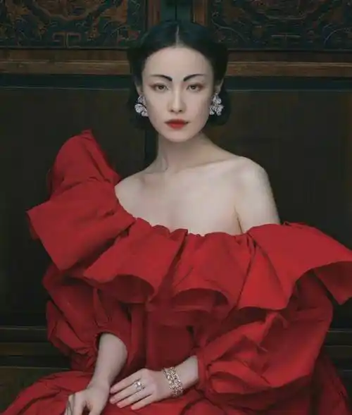 32岁倪妮近照撞脸周迅,穿红裙大秀香肩,浓眉神似逗号太抢镜_网友_显得