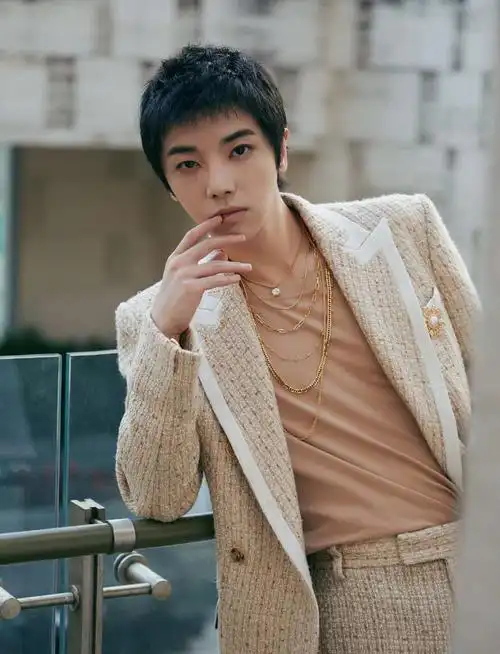 华晨宇短发造型 男友力十足!