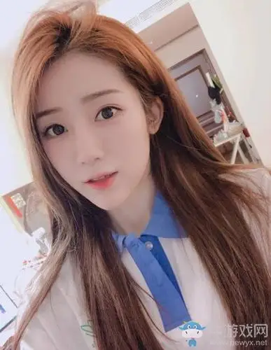 虎牙吃鸡一姐小熊到底有多漂亮?被某tv直播当作主推头像!