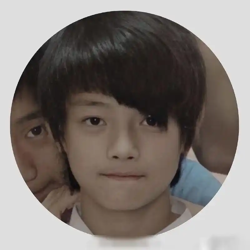 【许凯小学时期旧照曝光】近日,一组@许凯soso 小学旧照曝光,照片中的