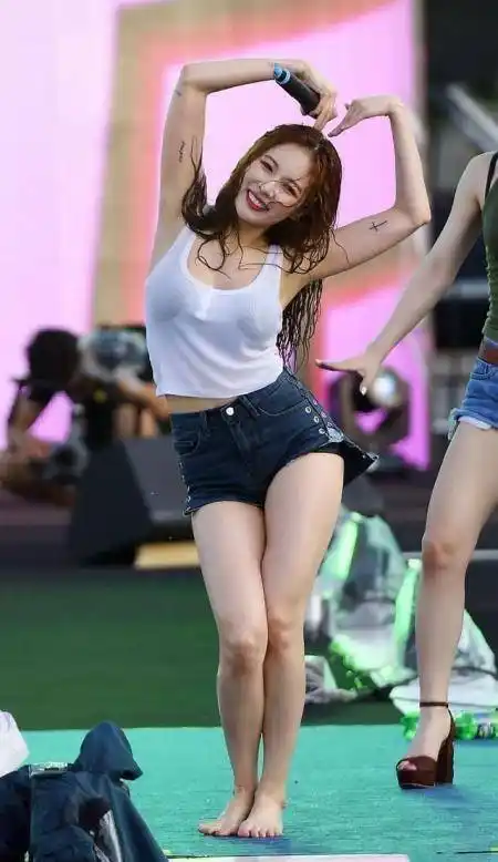 原创28岁金泫雅身材真时尚穿吊带衫够撩人还配湿发太诱惑