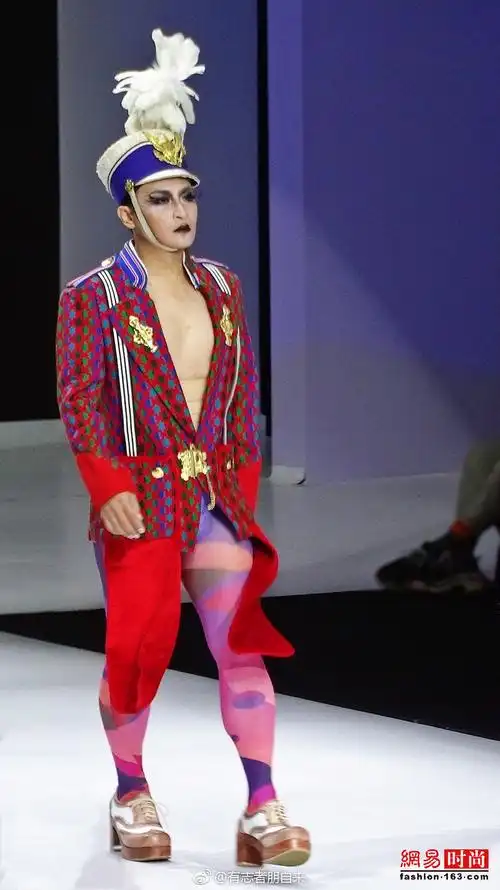 彩色流苏球尖尖帽的造型大胆突破,被网友吐糟辣眼睛,陈志朋今天发文