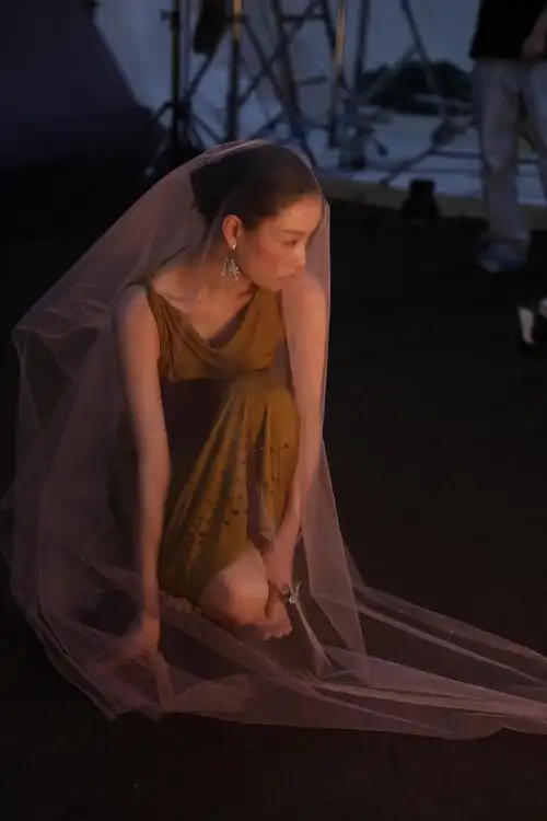 倪妮微醺感芭莎封面大片