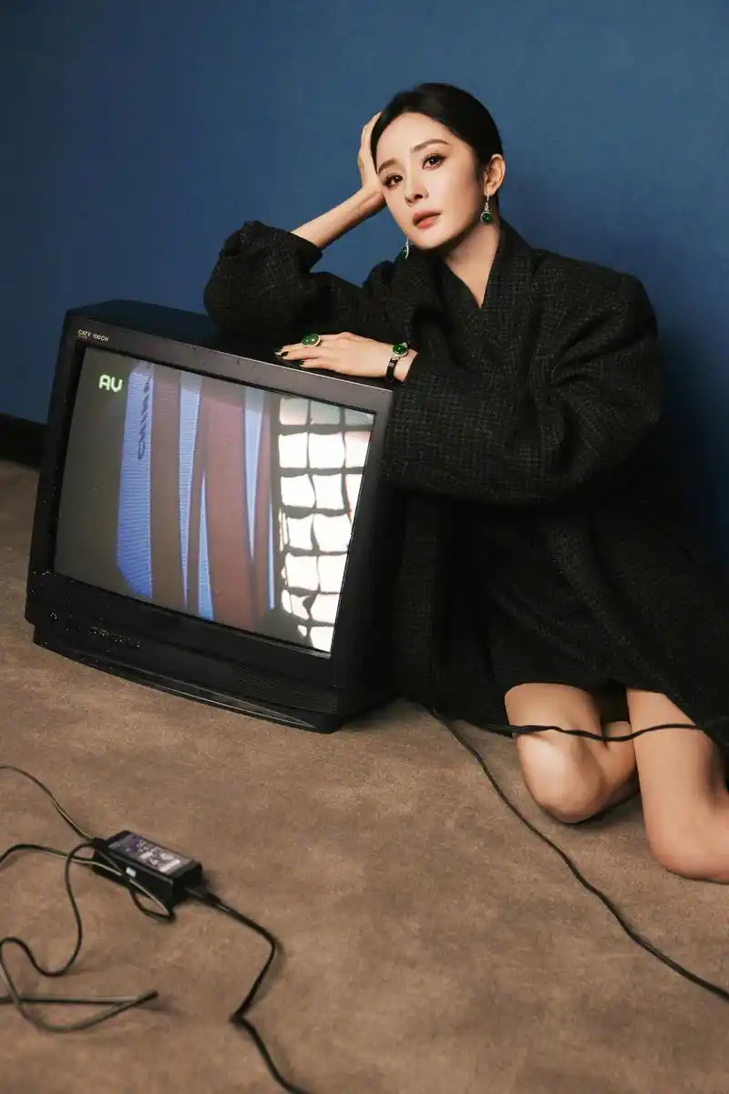 杨幂穿着黑色长外套和高跟鞋,头发向后梳,展现高冷造型的魅力!