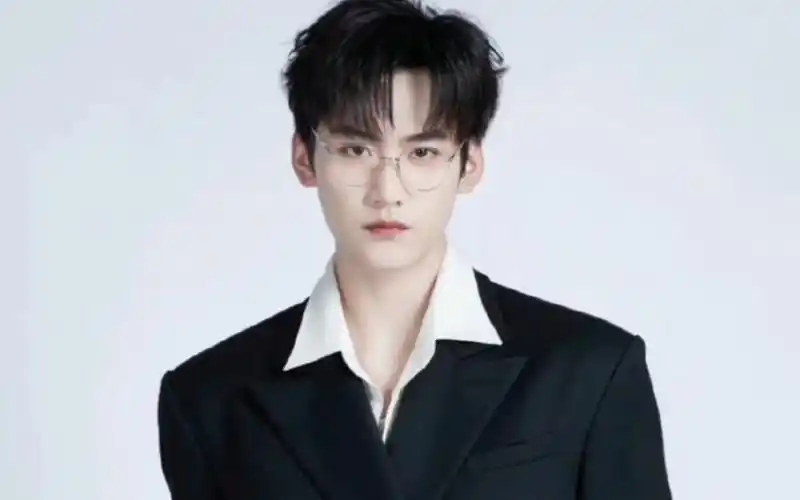 请周柯宇把眼镜焊在脸上 谢谢!爱发一些周丹戴眼镜的疯