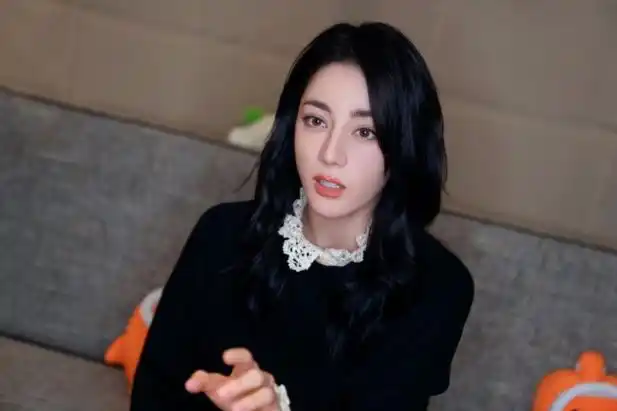 热巴新照暖意十足穿蕾丝边黑衣笑容甜美