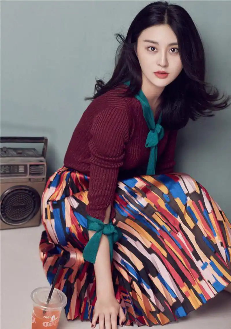 甘露写真俏味儿十足绚丽花裙演绎真人芭比