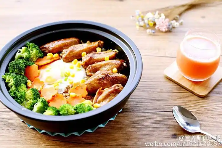 今日#儿童营养早餐#鸡翅煲仔饭,蕃茄苹果汁.