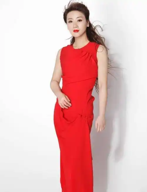 小李琳穿红色礼裙挺甜美,腰身看着有点紧绷,勒出褶但仍不显年龄_气质