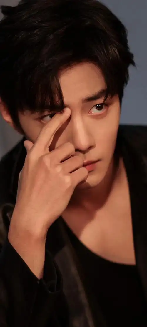 肖战工作室发了肖战最新照片,放大看太迷人了