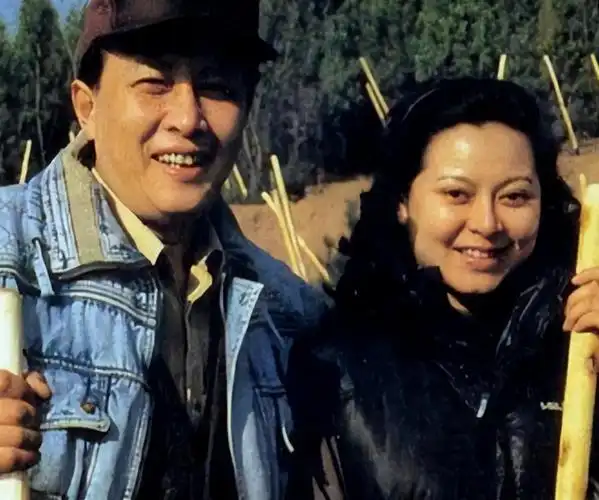 回顾壮丽嫁大12岁唐国强婚后连生两子如今一家五口幸福美满