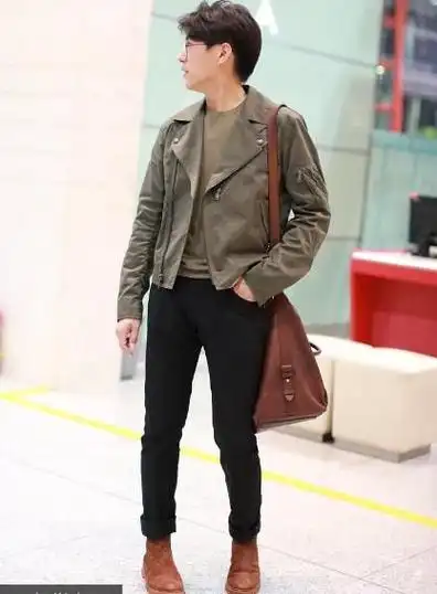 靳东胡歌先后现身机场,靳东站姿辣眼,胡歌发福,网友却好评如潮!