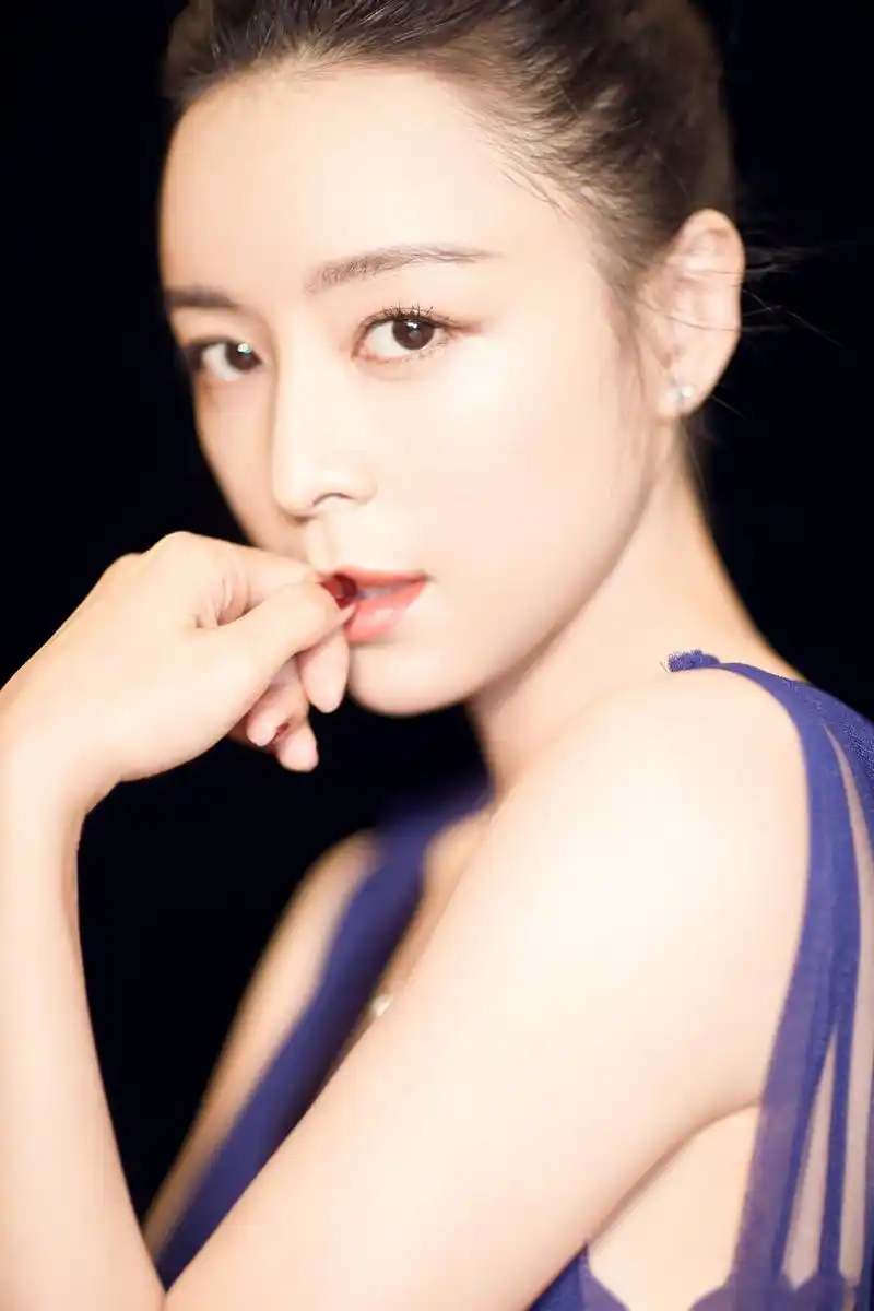 张静初与《冰峰暴》剧组一同出席第六届丝绸之路国际电影节,身穿宝