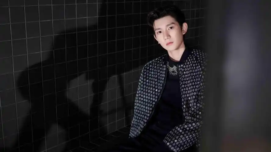 王源黑色钻光夹克酷帅写真,高清壁纸图片,大陆明星-回车桌面