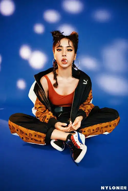 超酷超chic!蔡依林"雀斑妆"撞色演绎美式复古