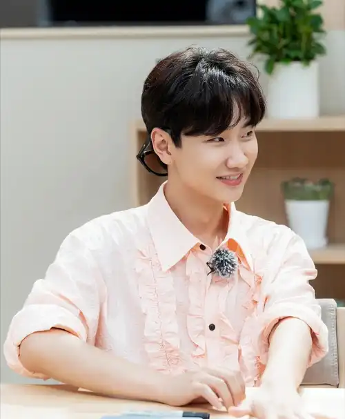 汪苏泷:长着娃娃脸的80后歌手,疑似恋情遭冷遇,却掀起顶流之争_瀑布