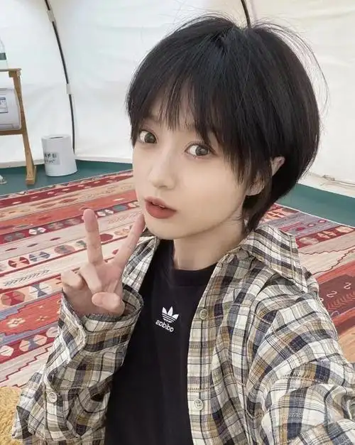 这款发型通常以自然,清新,文艺为特点,给人一种干净利落又不失温柔的